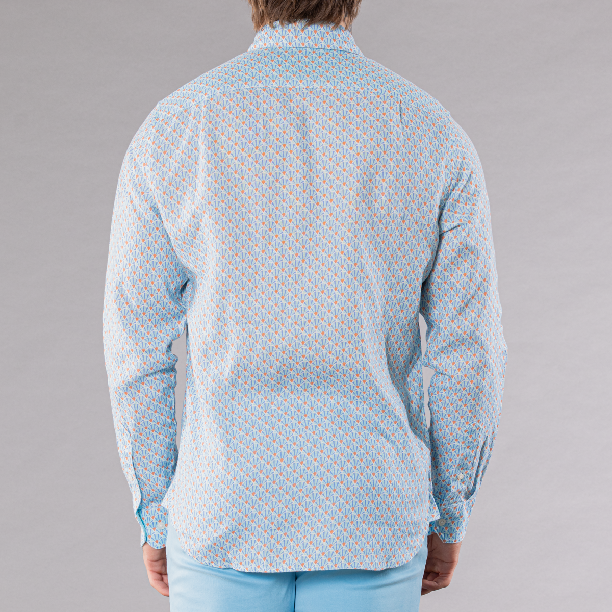 Men&#39;s blue/orange linen long sleeve shirt with fans pattern, back view