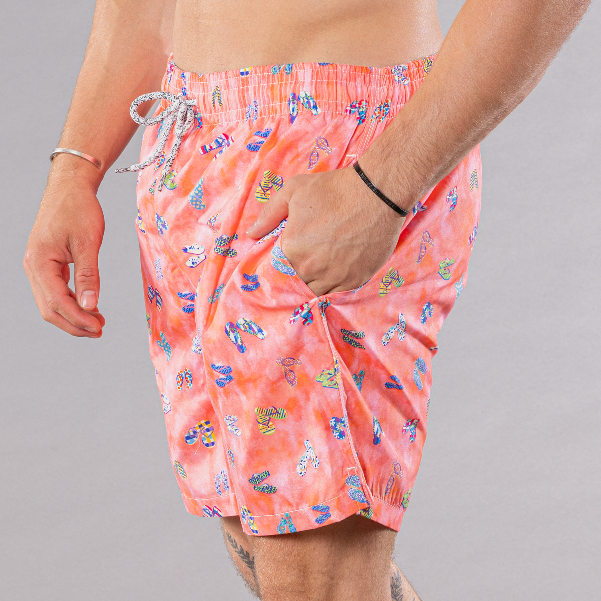 Men&#39;s coral swim trunks with flip flops pattern