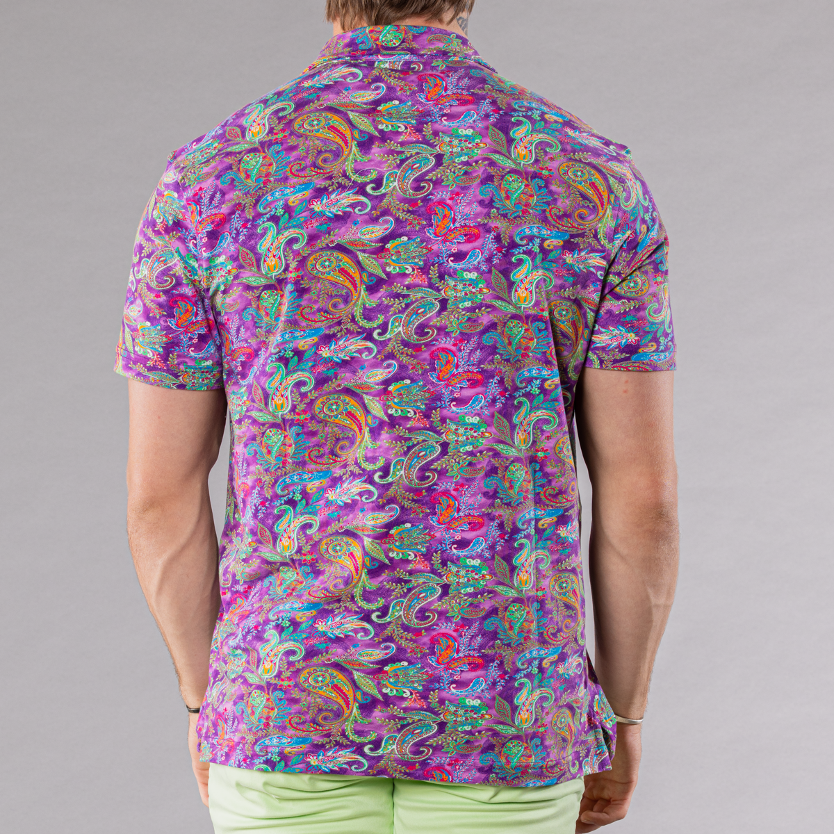 Men&#39;s lavender full button front shirt with paisley pattern made of pima cotton/stretch, back view