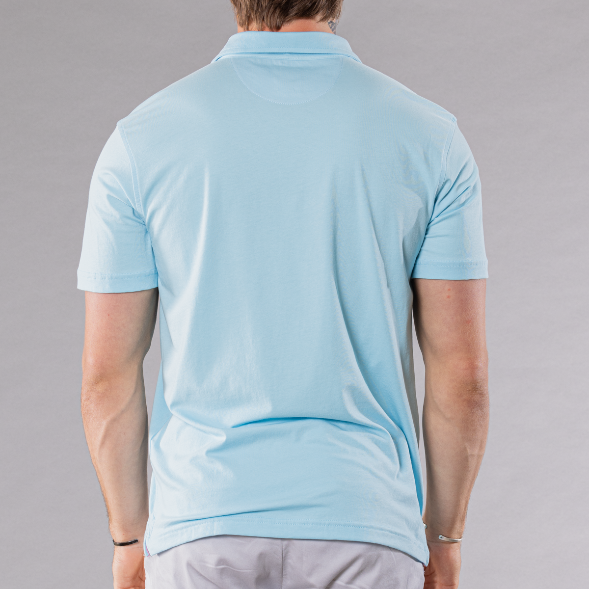 Men&#39;s light blue polo shirt made of pima cotton/stretch, back view