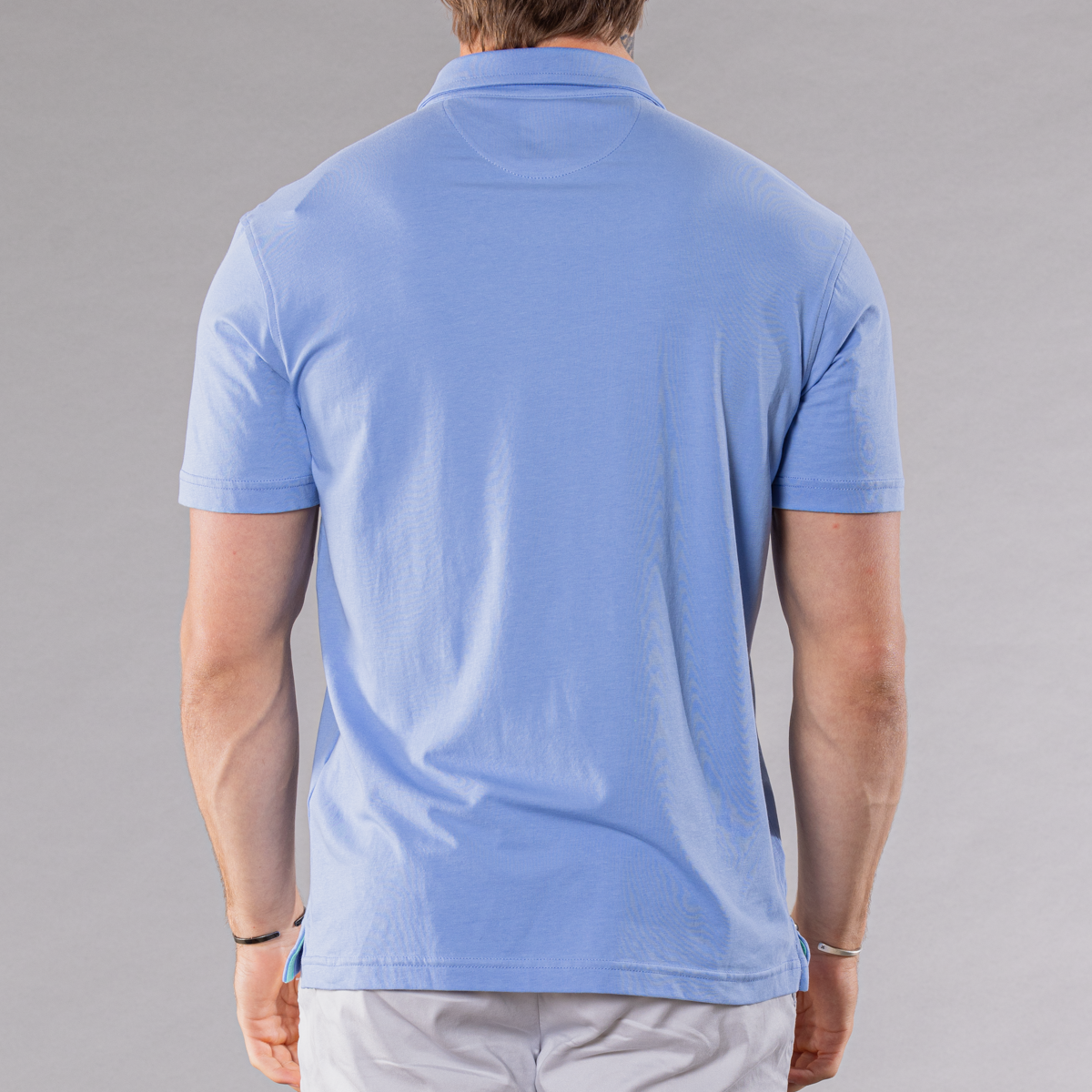 Men&#39;s medium blue polo shirt made of pima cotton/stretch, back view