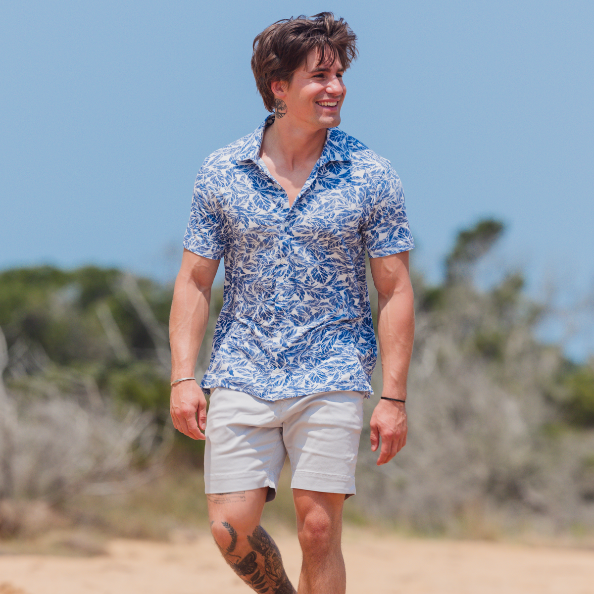 Men&#39;s navy full button front shirt with leaves pattern made of pima cotton/stretch, beach wear