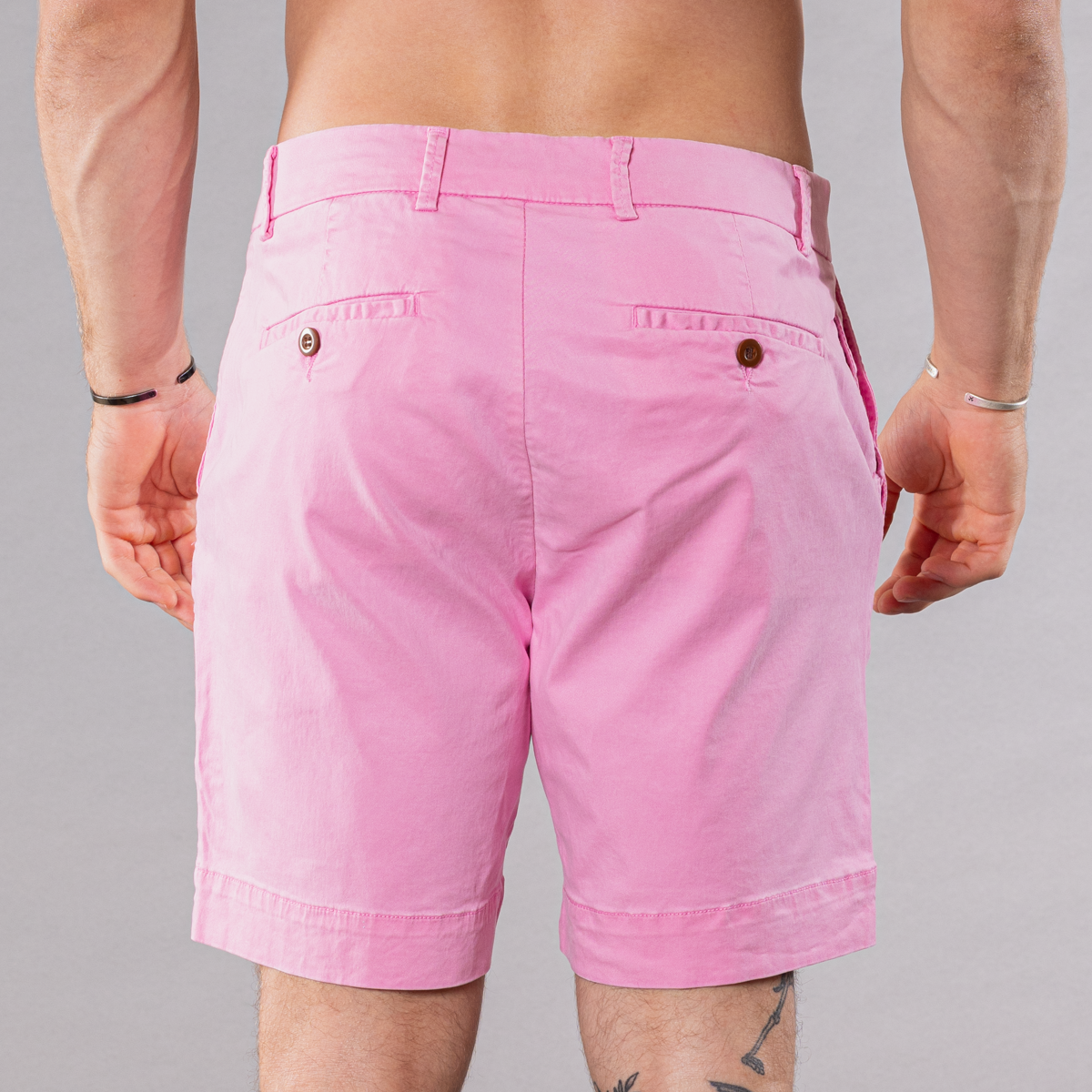 Men&#39;s pima cotton/stretch shorts in magenta, back view