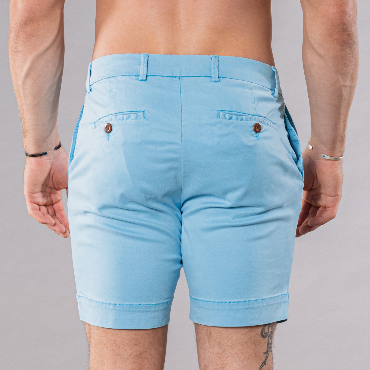 Men&#39;s pima cotton/stretch shorts in turquoise, back view