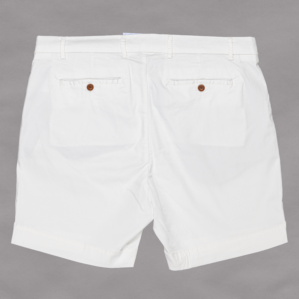 Men&#39;s pima cotton/stretch shorts in white, back view
