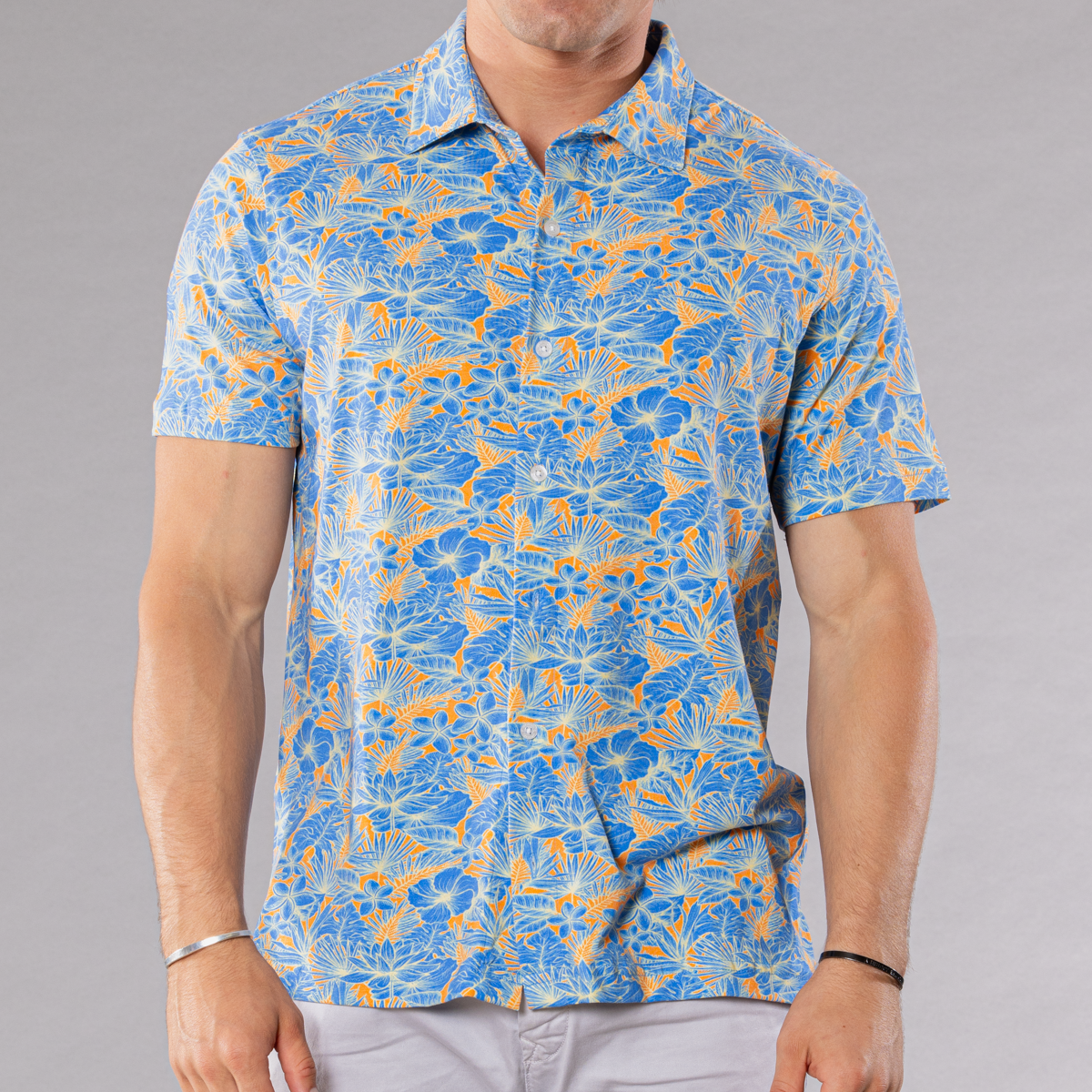 Men&#39;s turquoise full button front shirt with florals pattern made of pima cotton/stretch, front view