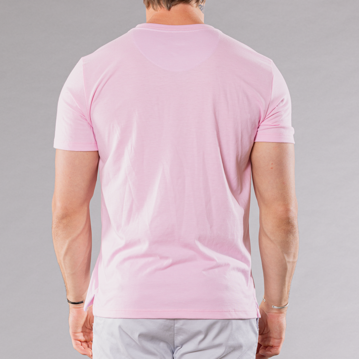Men&#39;s V-neck T-shirt in pink, back view