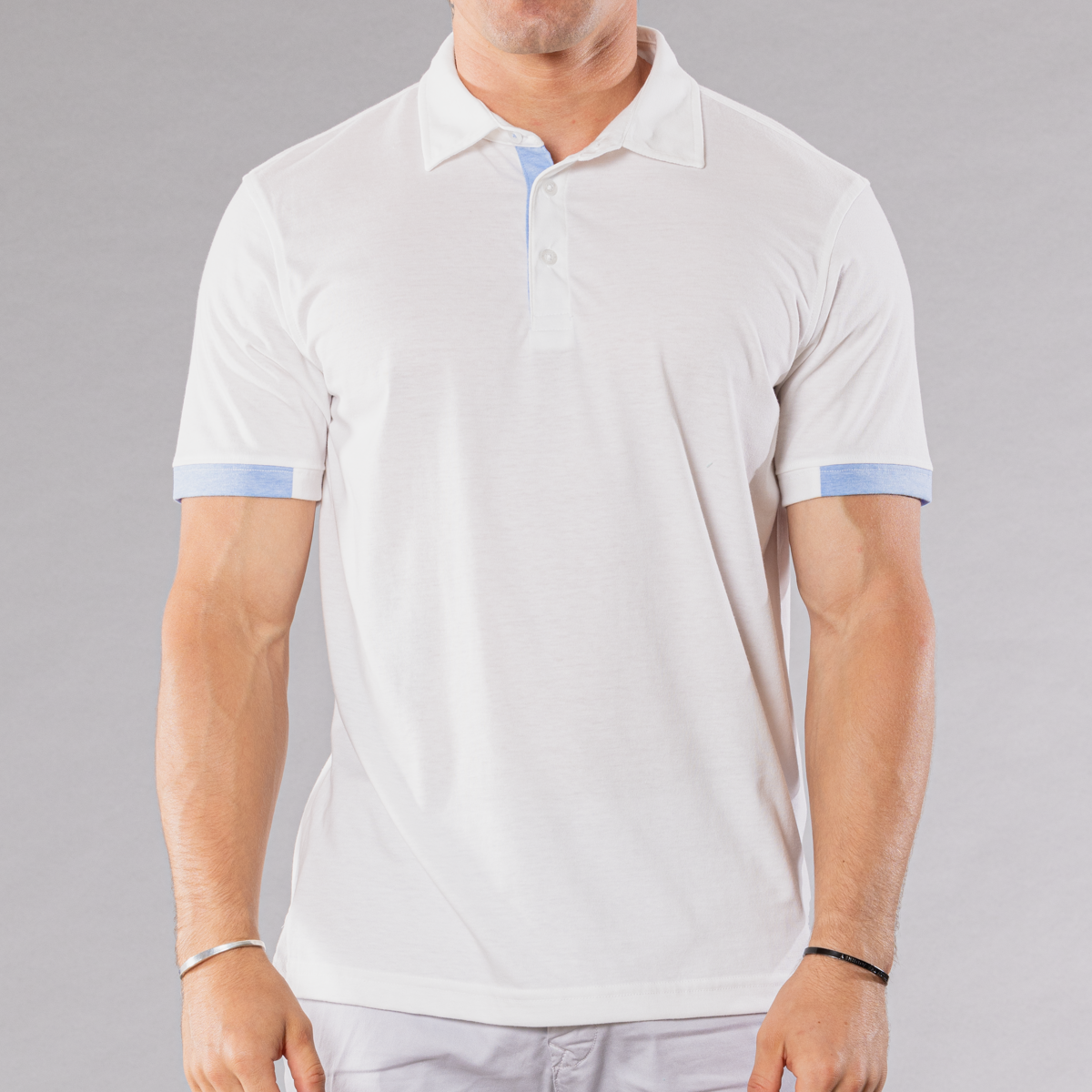 Men&#39;s white polo shirt with contrast sleeve, front view