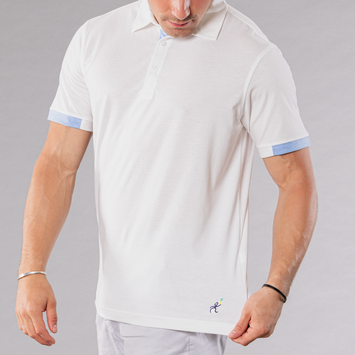 Men&#39;s white polo shirt with contrast sleeve