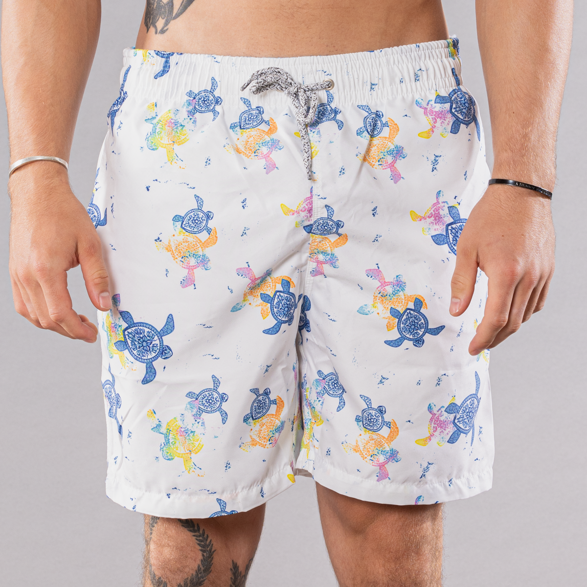 Men&#39;s white swim trunks with cyclist liner, turtles pattern, front view
